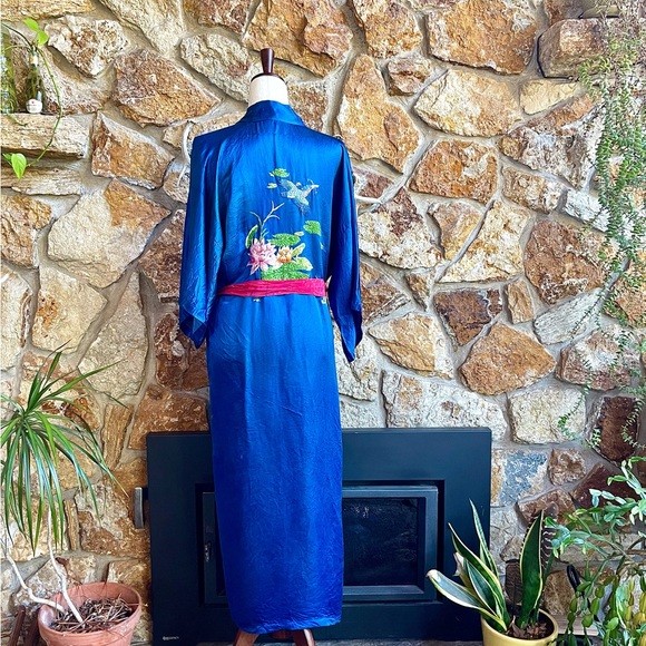 Vintage 80s 90s Blue Silk Kingfisher Lotus Pond Embroidered Chinese Kimono Robe - Picture 3 of 10